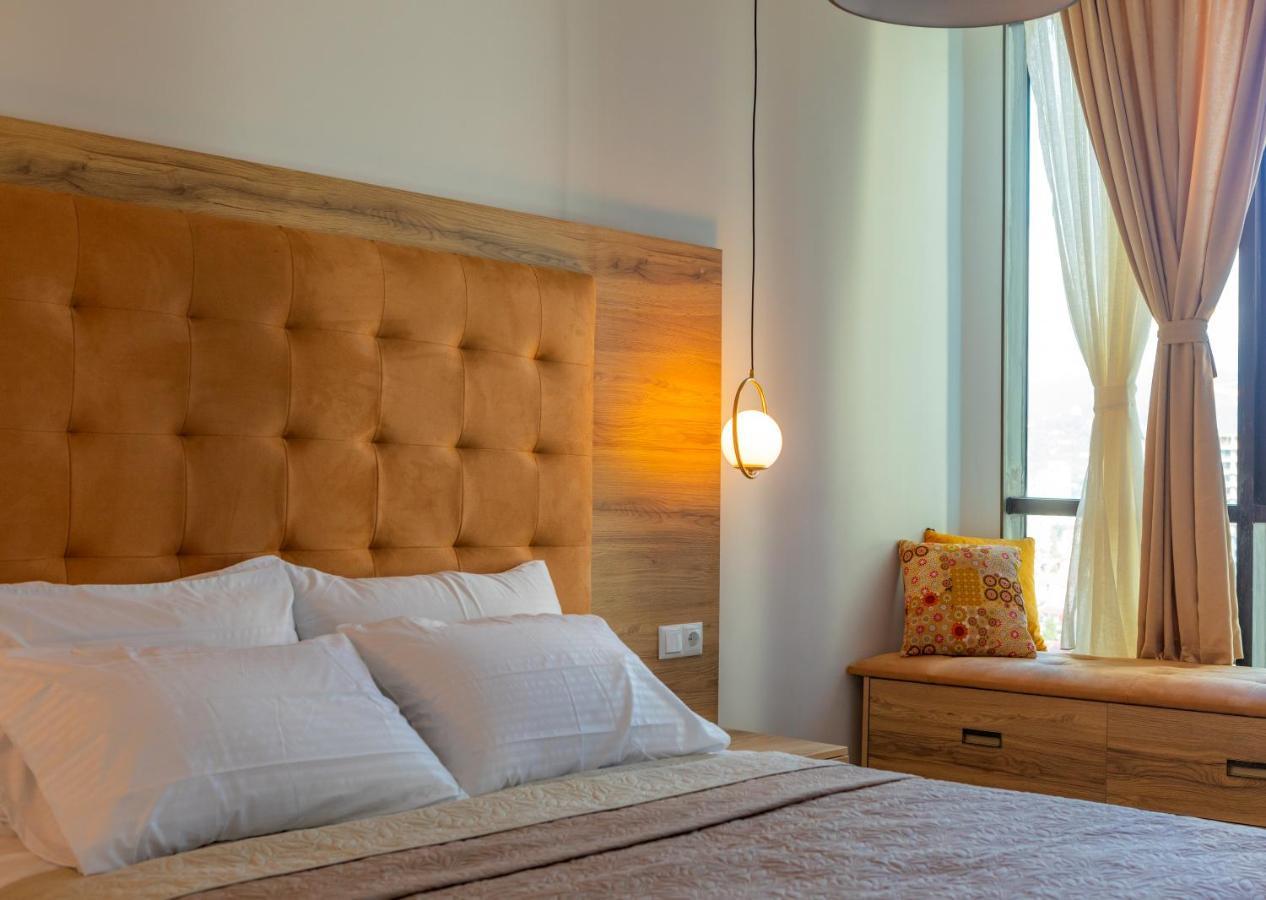 Entire Flat With City Skyline View - Two Bedrooms Batumi Ngoại thất bức ảnh